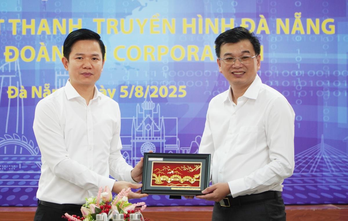 Ông Đoàn Xuân Hiếu (bên trái) tặng quà lưu niệm Chủ tịch Tập đoàn BIN Corporation Lê Hùng Anh.