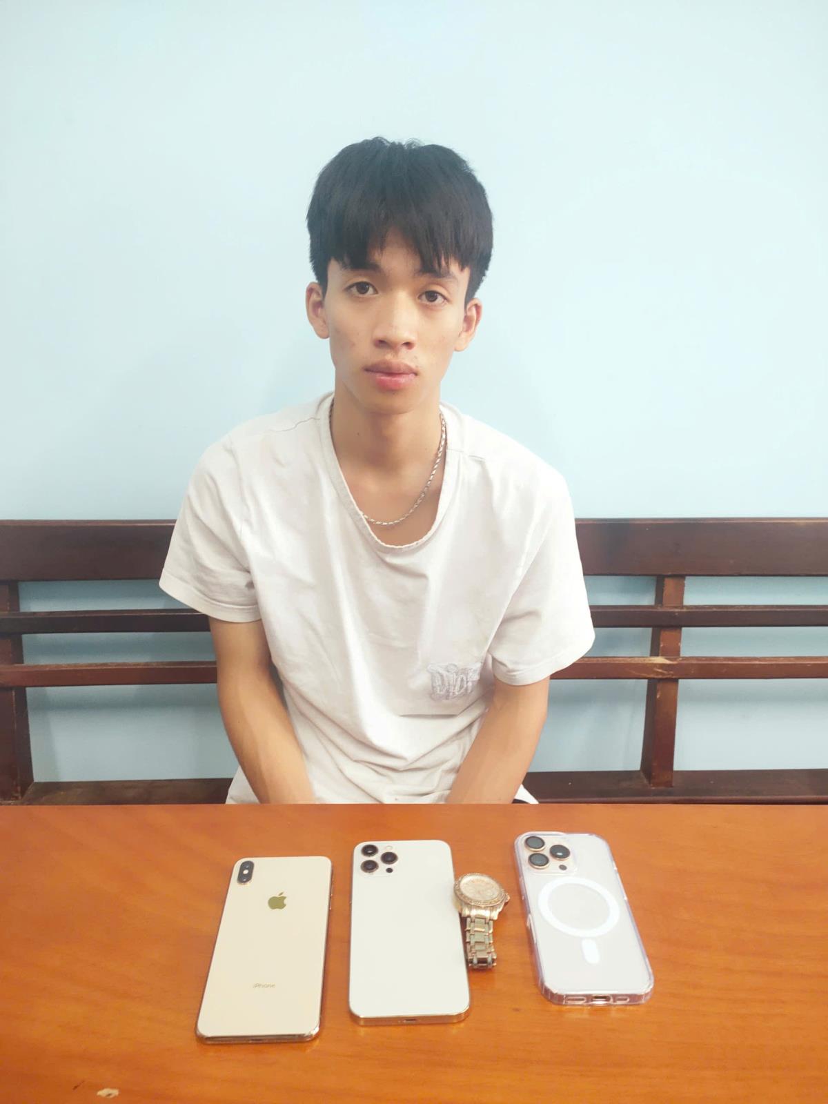 Đối tượng Nguyễn Đ.H., bị các trinh sát khống chế bắt giữ.