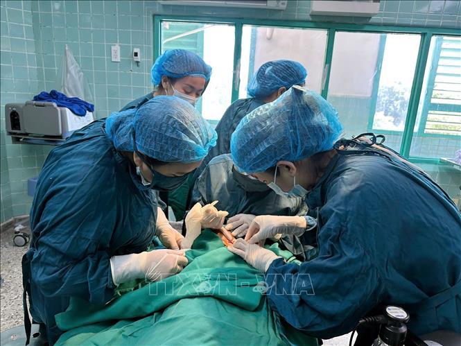 Các y, bác sĩ phẫu thuật miễn phí trẻ khuyết tật có hoàn cảnh khó khăn tại Quảng Trị.