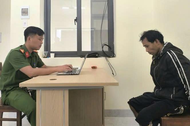 Lực lượng Công an làm việc với đối tượng A Ưh.