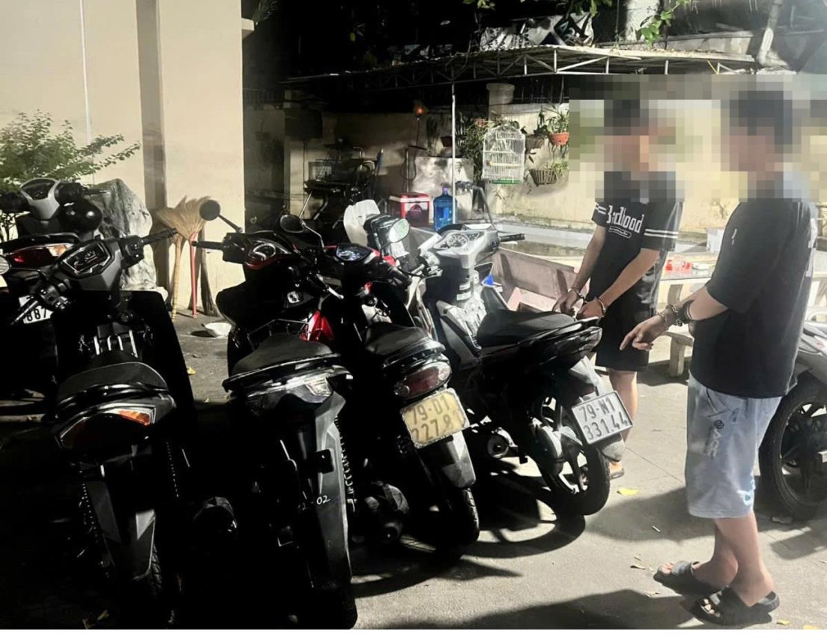 Đối tượng H. và chiếc xe máy tang vật vụ trộm.