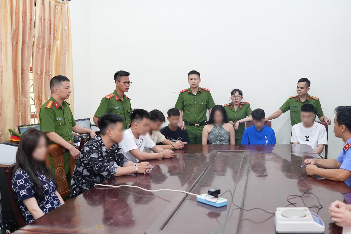 8 đối tượng (ngồi) tại cơ quan Công an.