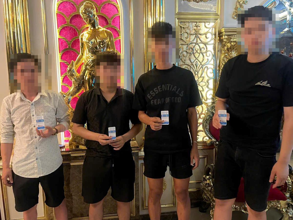 4 khách dương tính với ma túy tại quán karaoke NEW SKY.
