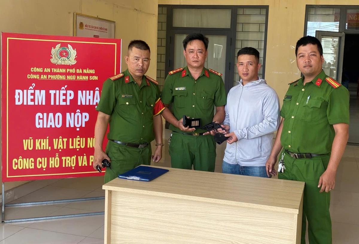 Anh Chí giao nộp khẩu súng nhặt được cho cơ quan Công an.