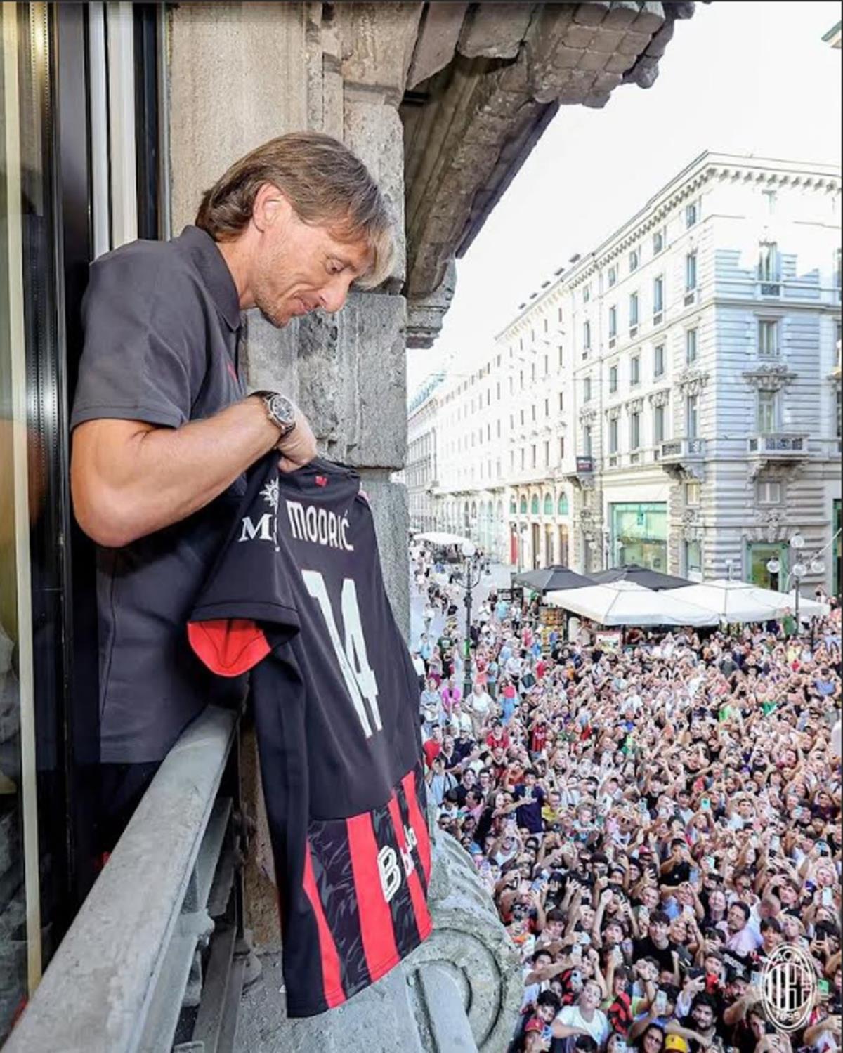 Modric được các fan ở Ý chào đón nồng nhiệt.