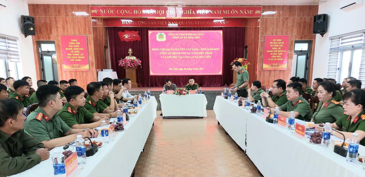 Đại tá Nguyễn Văn Tăng phát biểu chỉ đạo tại buổi thăm và làm việc tại Công an xã Hòa Tiến