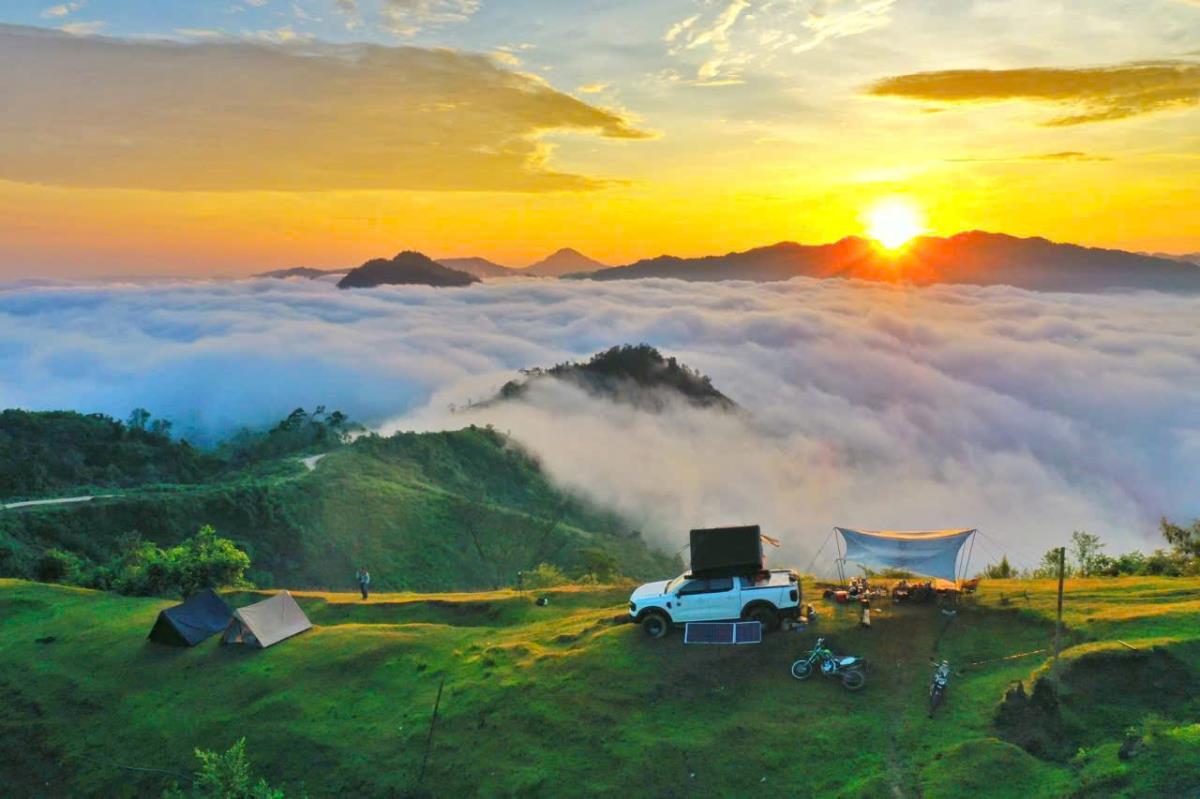 Du khách tham quan vườn sâm Ngọc Linh và thưởng thức những món ăn kèm theo lá sâm Ngọc Linh.