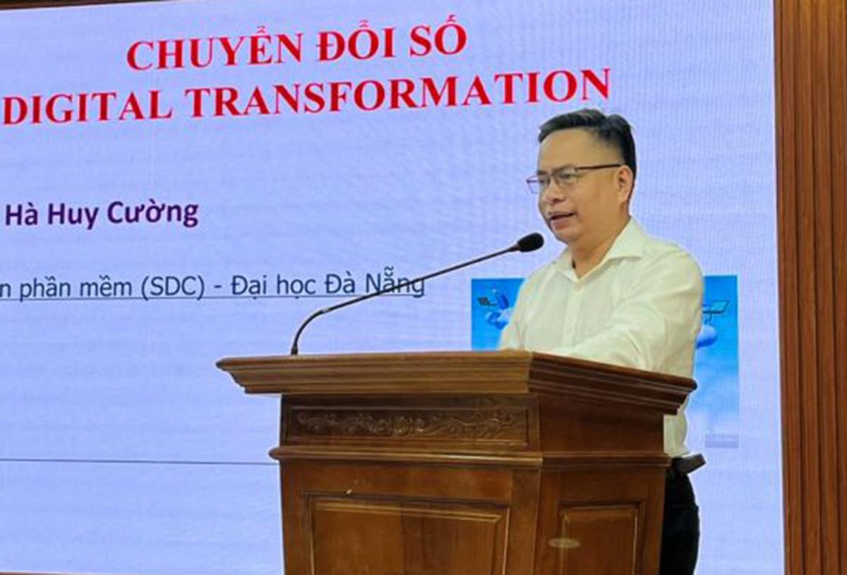 Tiến sĩ Nguyễn Hà Huy Cường chia sẻ nội dung các chuyên đề tại lớp tập huấn.