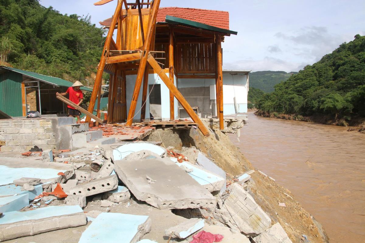 Những ngôi nhà cheo leo bên sông Nậm Mộ.