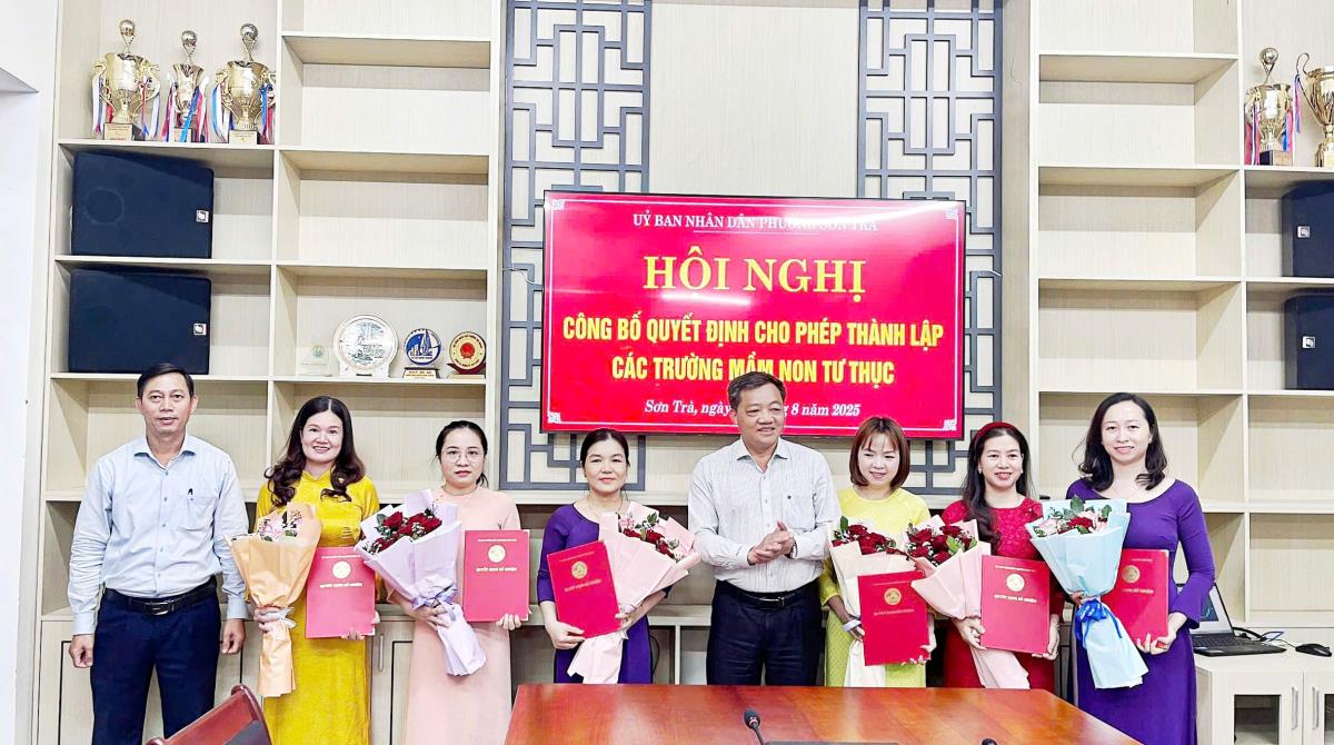 Lãnh đạo UBND phường Sơn Trà trao quyết định thành lập 6 trường mầm non tư thục trên địa bàn.