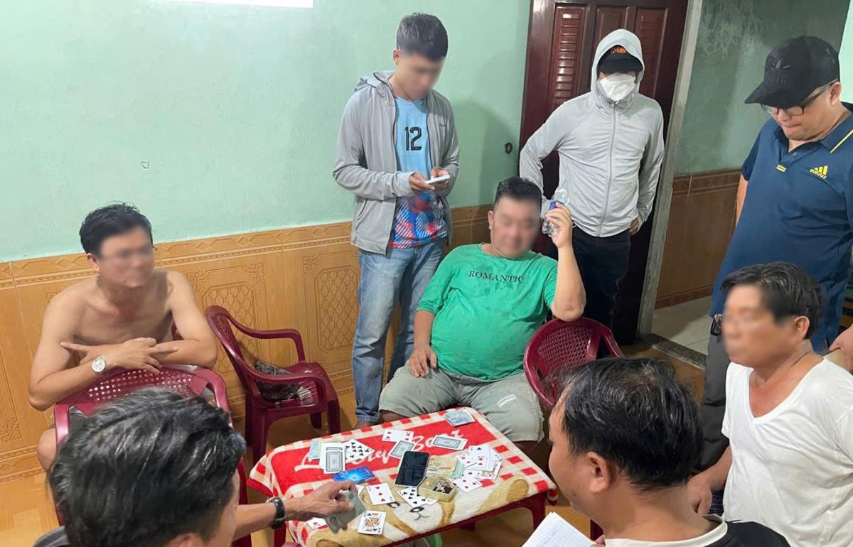 Lực lượng Công an bắt quả tang các đối tượng tham gia đánh bạc.