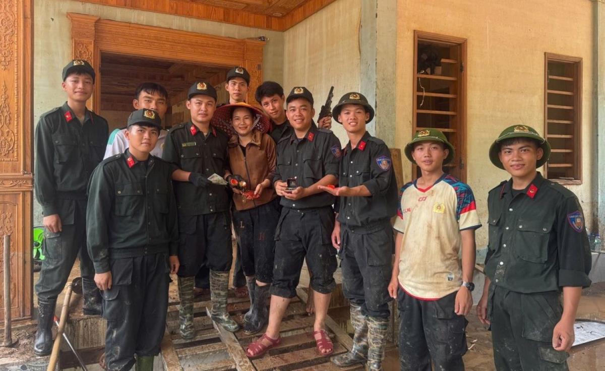 Tổ CSCĐ trao lại tài sản nhặt được cho gia đình chị Hương.