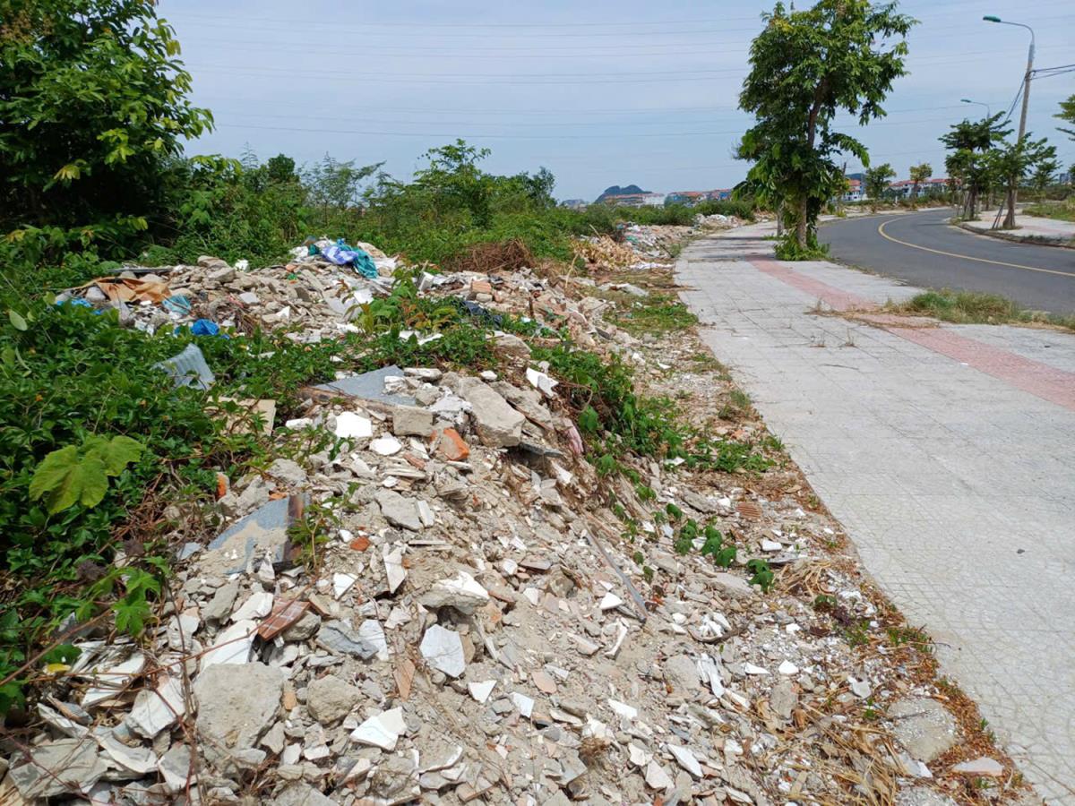 Mặc dù chính quyền địa phương đặt bảng cấm nhưng tình trạng đổ trộm xà bần ven sông Đô Tỏa (Khu đô thị sinh thái Hòa Xuân) vẫn còn.