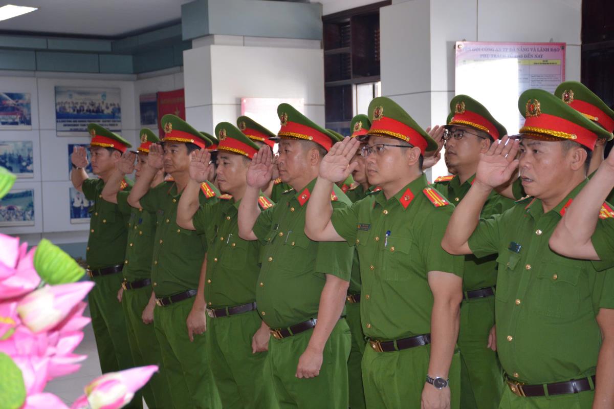 Lực lượng Cảnh sát kinh tế dâng hương, báo công dâng Bác.
