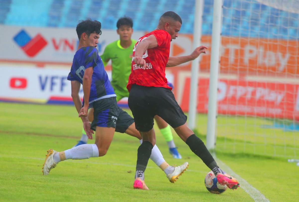 Ninh Bình FC (áo sẫm) chuẩn bị cho sân chơi mới bằng những hợp đồng chất lượng.