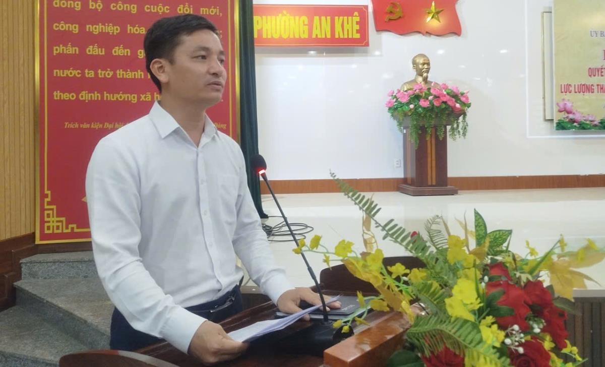 Lãnh đạo UBND và Công an phường An Khê trao quyết định thành lập cho các Tổ bảo vệ ANTT ở cơ sở.