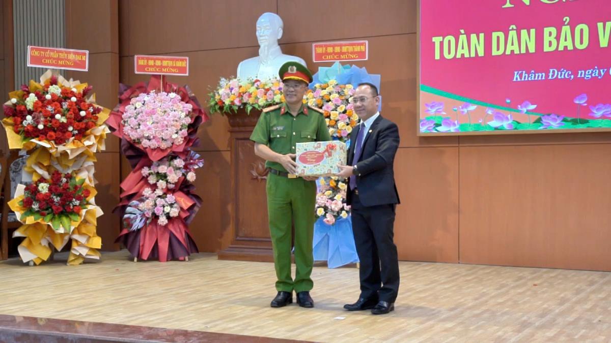 Ông Hồ Công Điểm - Chủ tịch UBND xã Khâm Đức trao Giấy khen cho các tập thể, 10 cá nhân có thành tích xuất sắc trong phong trào Toàn dân bảo vệ ANTQ.