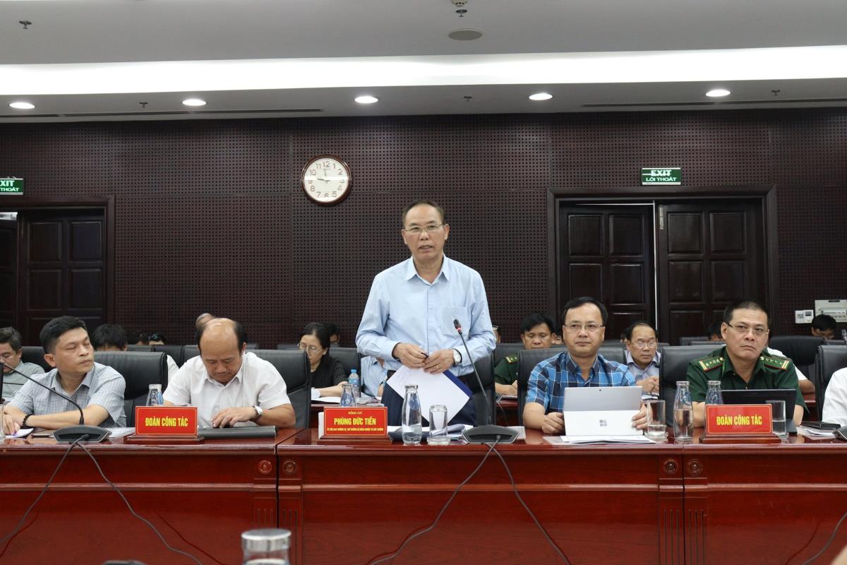 Phó Bí thư Thường trực Thành ủy Đà Nẵng Nguyễn Đình Vĩnh phát biểu tại buổi làm việc.