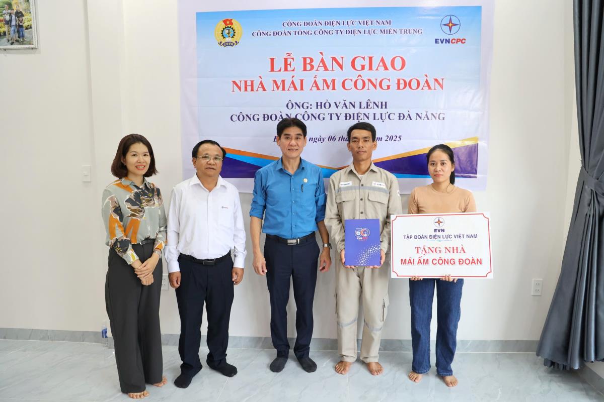 Trao “Mái ấm Công đoàn” cho anh Hồ Văn Lênh.