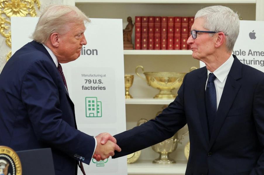 Tổng thống Mỹ Donald Trum tiếp CEO của hãng công nghệ Apple, ông Tim Cook, tại Nhà Trắng ngày 6-8. Ảnh: Reuters