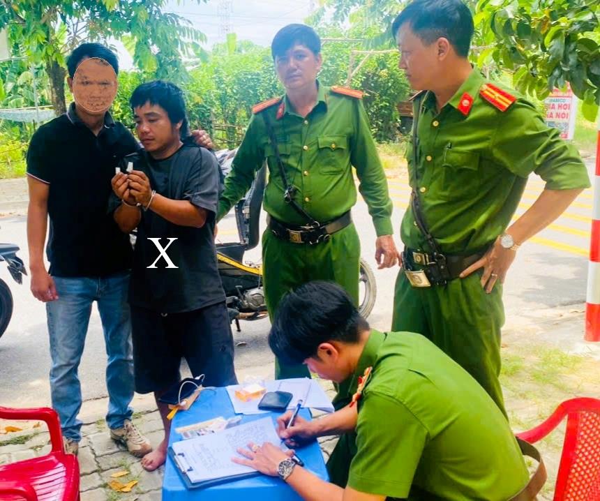 Đối tượng Đông (x) bị bắt quả tang tàng trữ trái phép chất ma túy.
