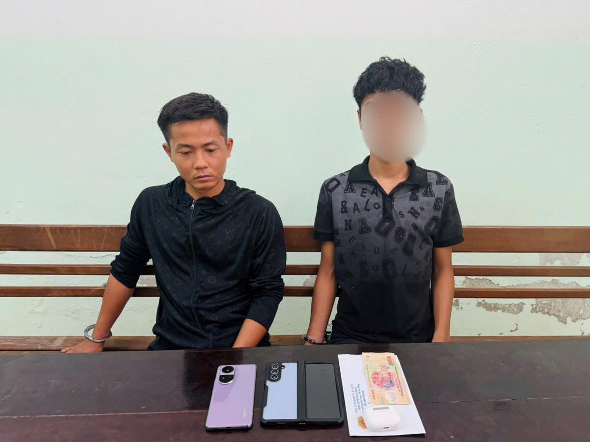 Trần Ngô Chung (bên trái) và Lê Trung Phong cùng tang vật.