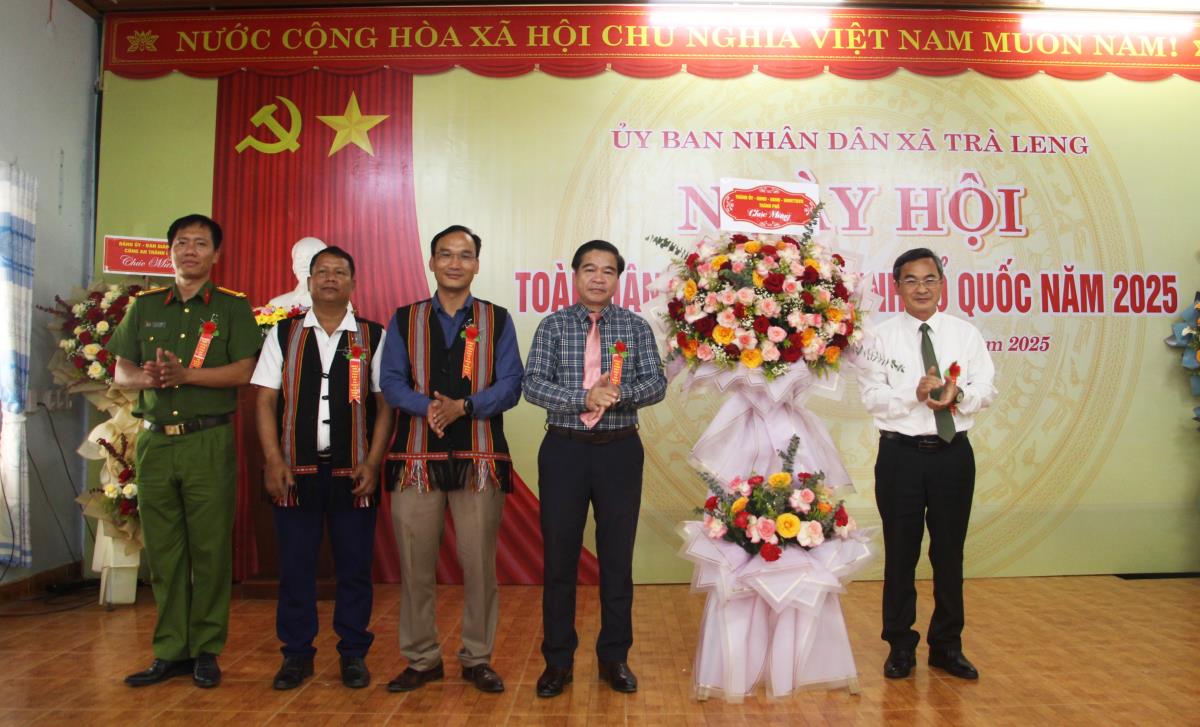 Người dân tự nguyện giao nộp vũ khí, vật liệu nổ