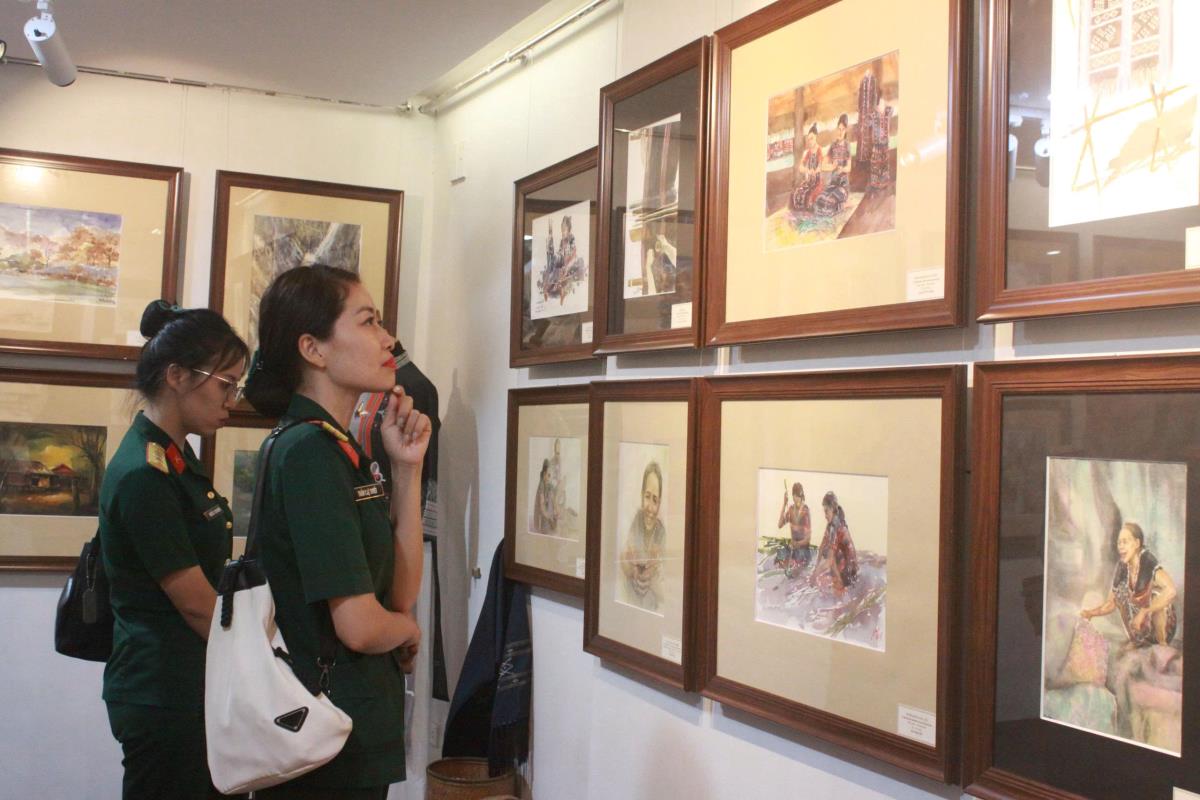 Công chúng thưởng lãm tại triển lãm.