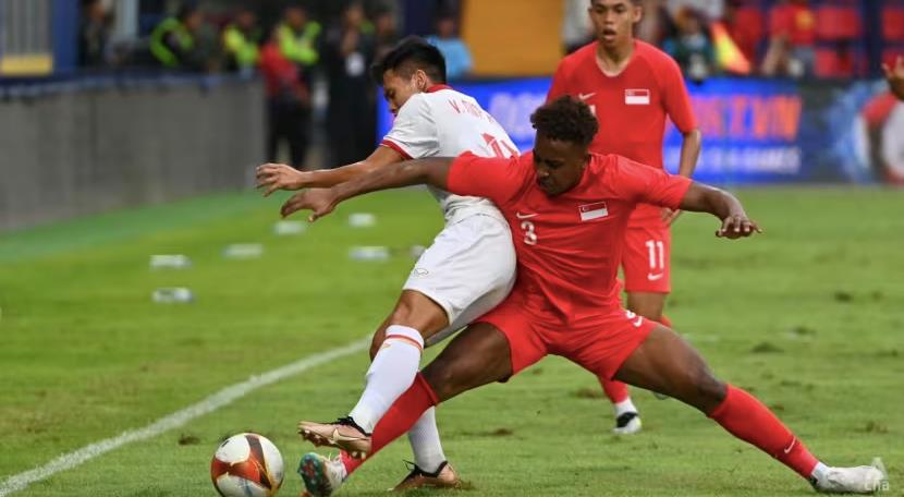 U.22 Singapore (áo sẫm) không được đưa vào danh sách dự SEA Games 33.