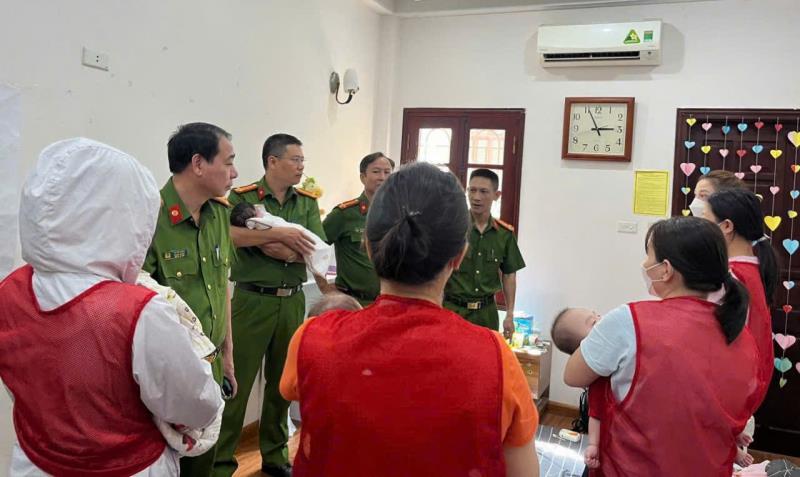 Cơ quan Công an làm việc với một đối tượng trong đường dây mang thai hộ.