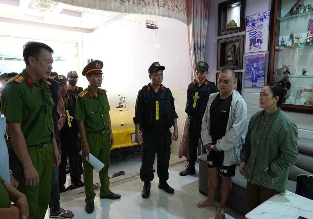 Từ trái qua, các đối tượng: Lâm Hán Tiến, Nguyễn Thành Pháp, Nguyễn Thị Bích Trâm và Lâm Thị Phước bị cơ quan Công an bắt giữ.