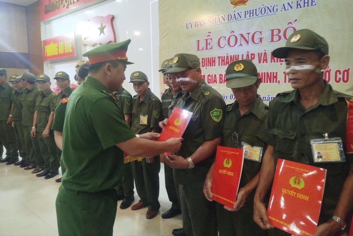 Lãnh đạo Công an phường An Khê trao Quyết định thành lập Tổ bảo vệ ANTT ở cơ sở.