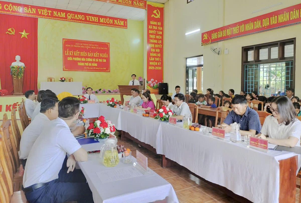 Lãnh đạo 2 địa phương tặng quà cho gia đình chính sách và trẻ em nghèo vượt khó học giỏi.