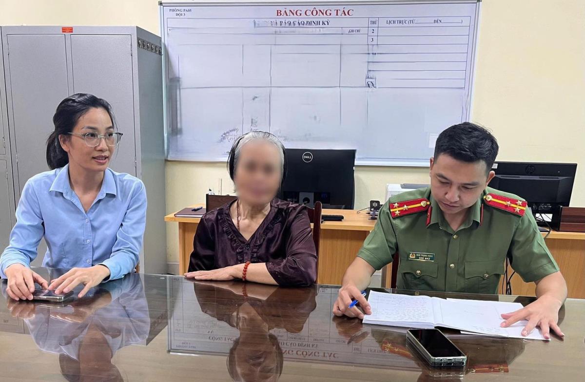 Nhờ sự nhanh trí của nhân viên ngân hàng đã ngăn bà cụ chuyển 450 triệu đồng cho đối tượng lừa đảo.