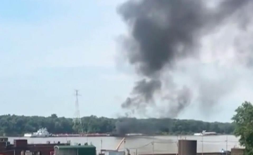 Hiện trường vụ rơi trực thăng trên sông Mississippi, Mỹ ngày 7/8/2025 (Ảnh cắt từ video NBC News)