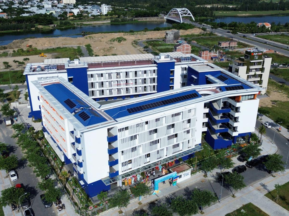 Lãnh đạo TP Đà Nẵng, các đại biểu trong nước và quốc tế cùng học sinh Trường Hy Vọng phóng máy bay giấy gửi gắm những ước mơ, hy vọng về những điều tốt đẹp