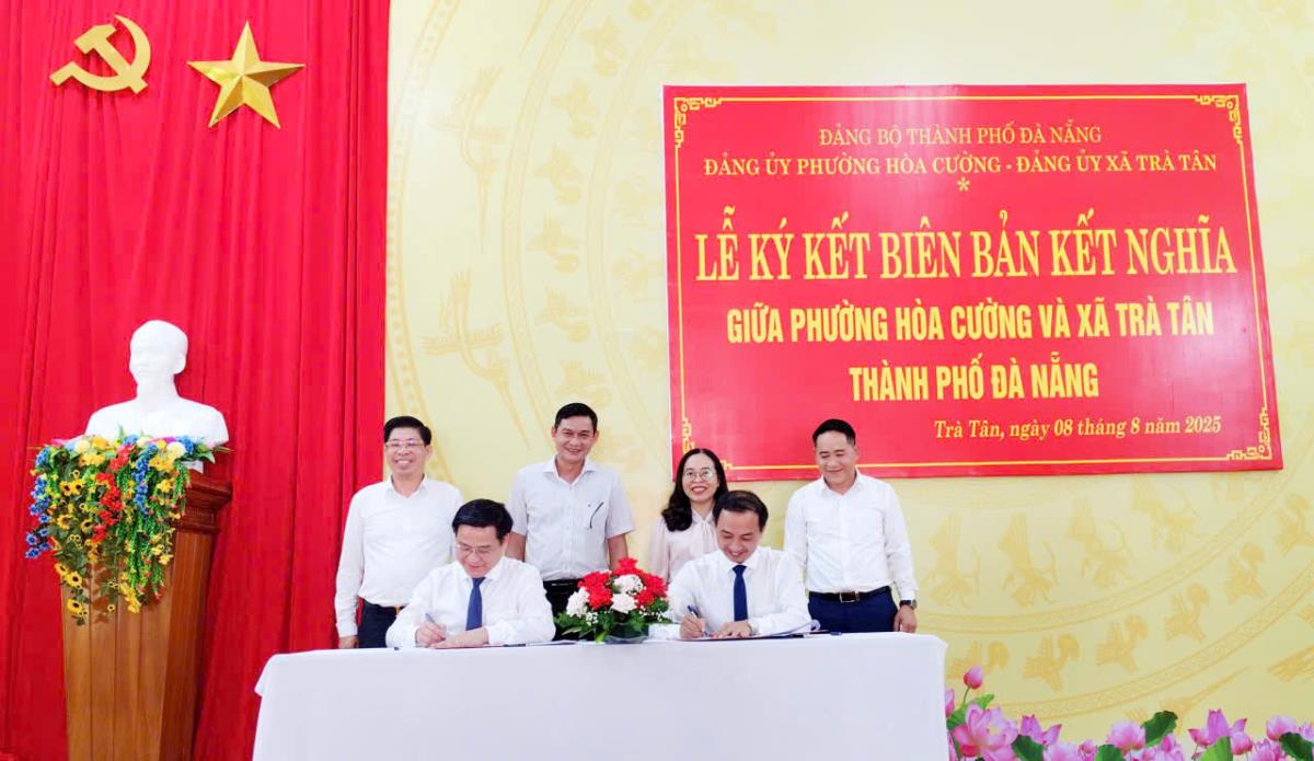 Lãnh đạo xã Trà Tân và phường Hòa Cường ký kết Biên bản kết nghĩa.