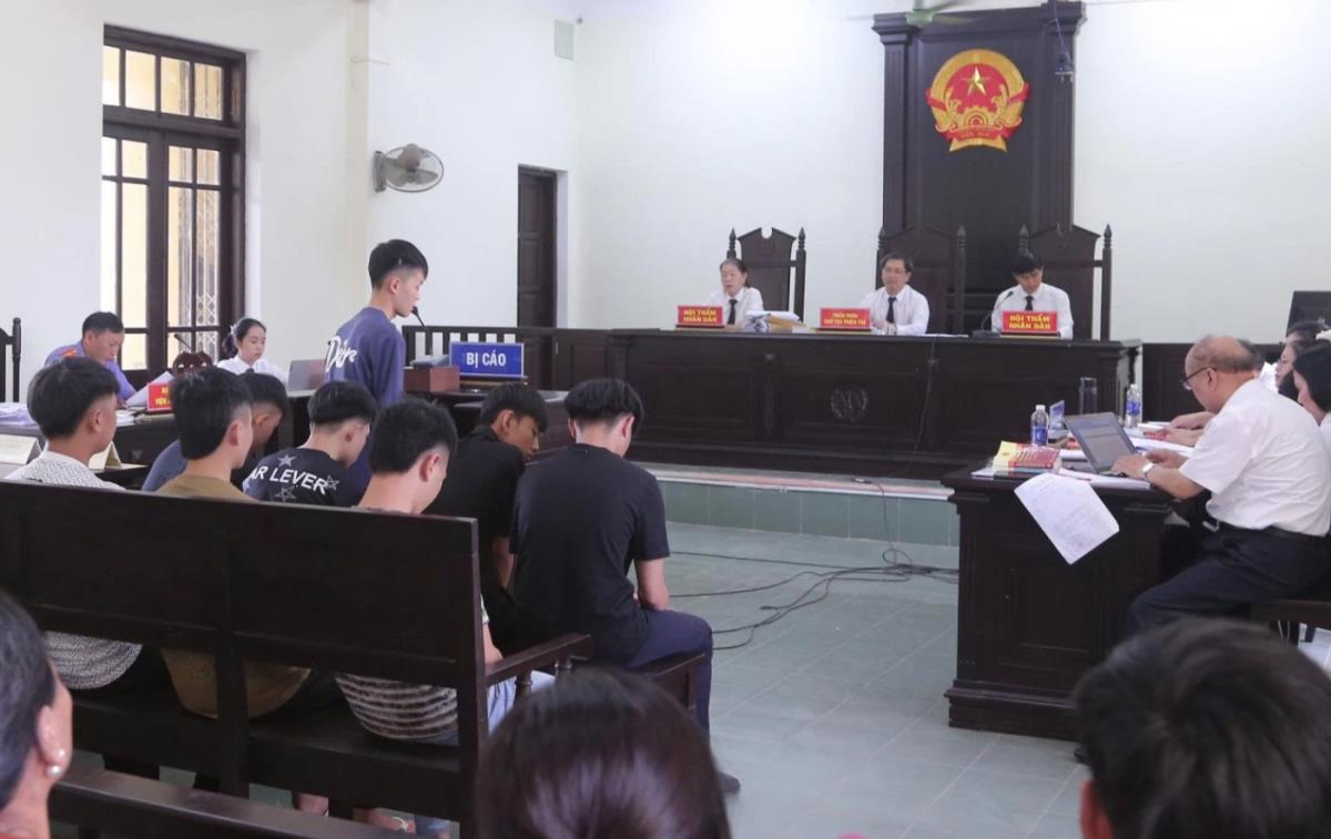 Phiên xét xử nhóm thanh thiếu niên gây rối trật tự công cộng.