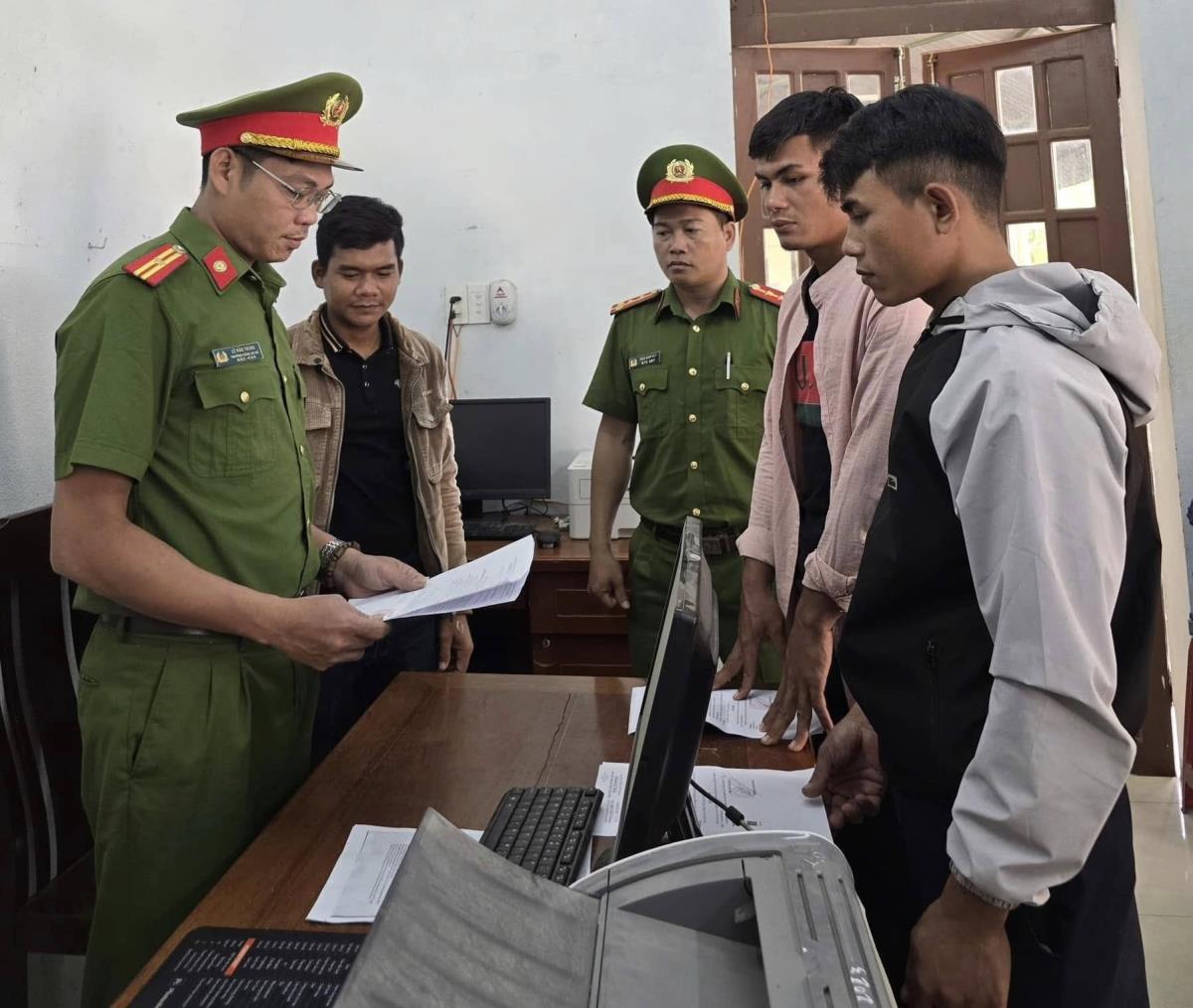 Hồ Văn Miên và Hồ Văn Luận bị khởi tố.