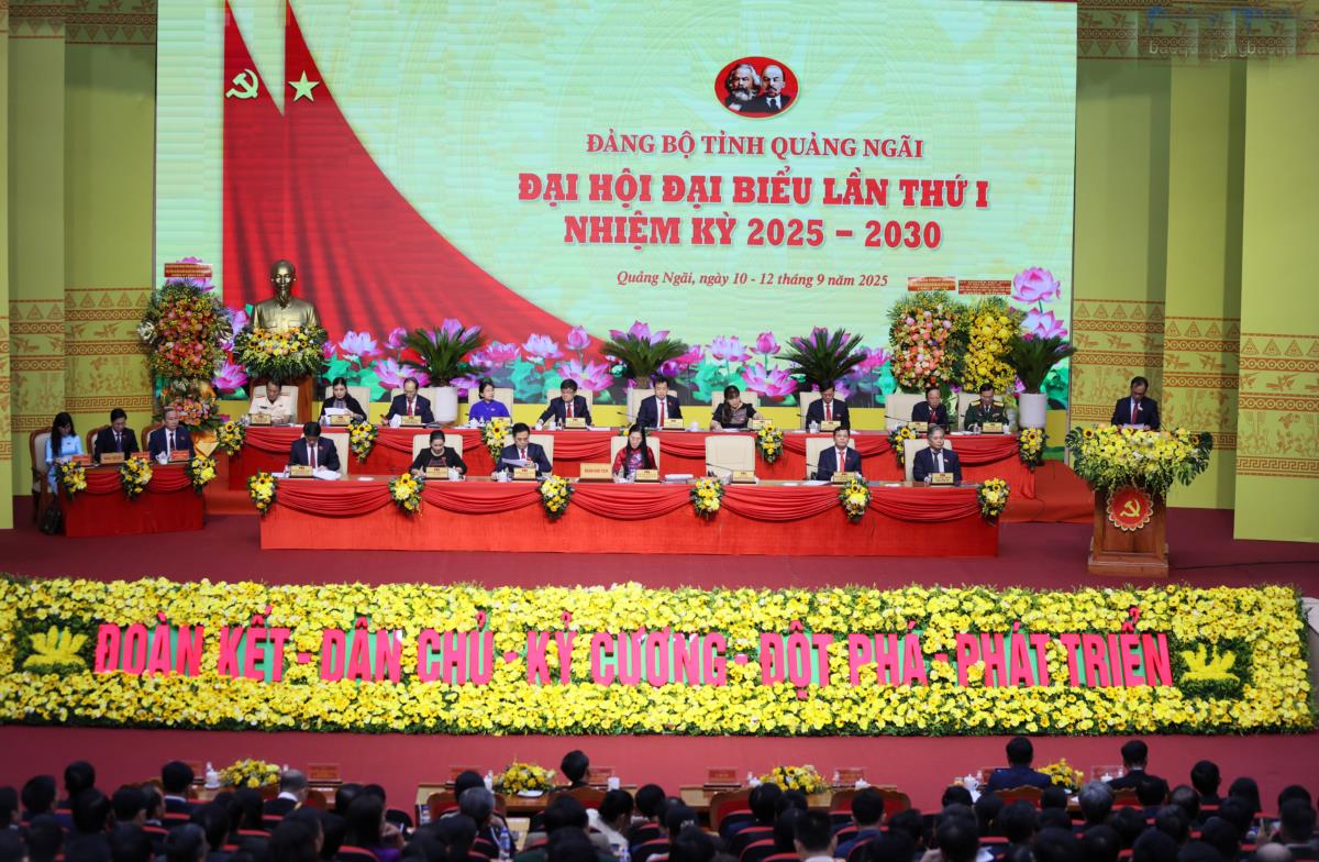 Đồng chí Bùi Thị Quỳnh Vân, Ủy viên Trung ương Đảng, Bí thư Tỉnh ủy Quảng Ngãi thăm hỏi phóng viên tại Trung tâm Báo chí.