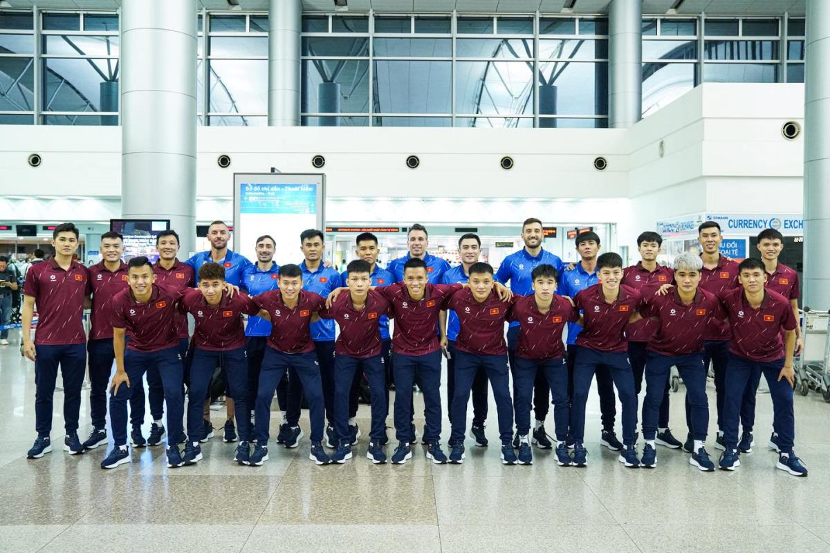 Đội tuyển futsal Việt Nam tại sân bay Tân Sơn Nhất rạng sáng 9-9.