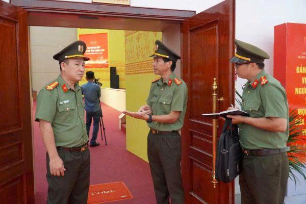 Công an phường Cẩm Thành kiểm tra, rà soát các khách sạn, nhà nghỉ, nhà trọ trên địa bàn.