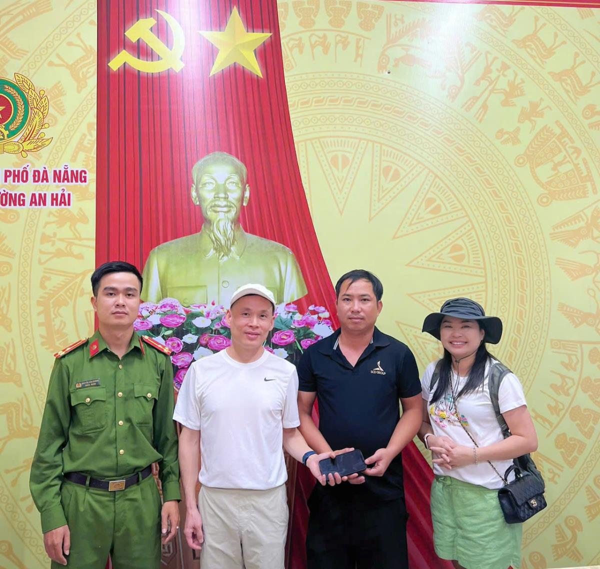 Các du khách nhận lại tài sản.