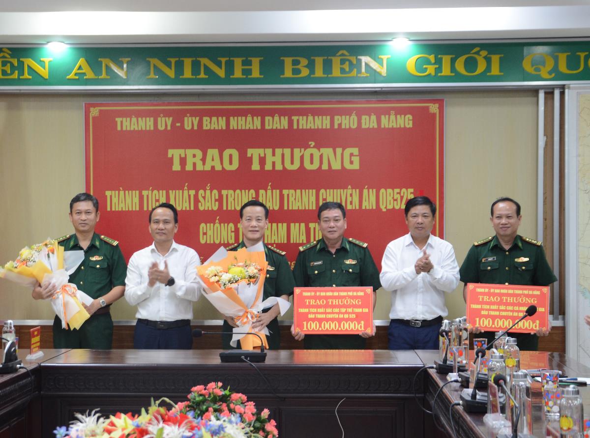 Ban Chuyên án QB525 bắt giữ các đối tượng và ma túy tang vật.