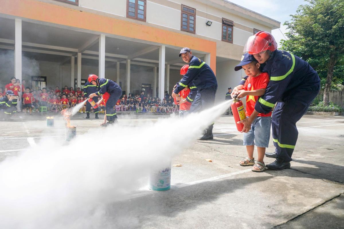 Học sinh hào hứng tham gia trải nghiệm các hoạt động làm lính PCCC.