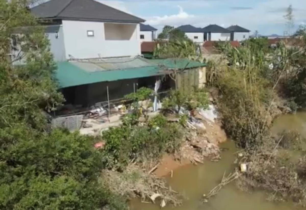 Sạt lở bờ sông Rào Cái - Gia Hội "uy hiếp" khu dân cư ở thôn Thống Nhất, xã Cẩm Duệ.