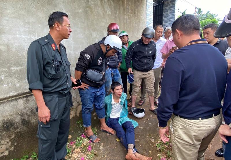 Cháu T.C.K. (12 tuổi, góc dưới bên phải), hàng xóm (nhà bên trái ảnh) đã nhanh trí cứu sống một nạn nhân trong vụ án mạng.