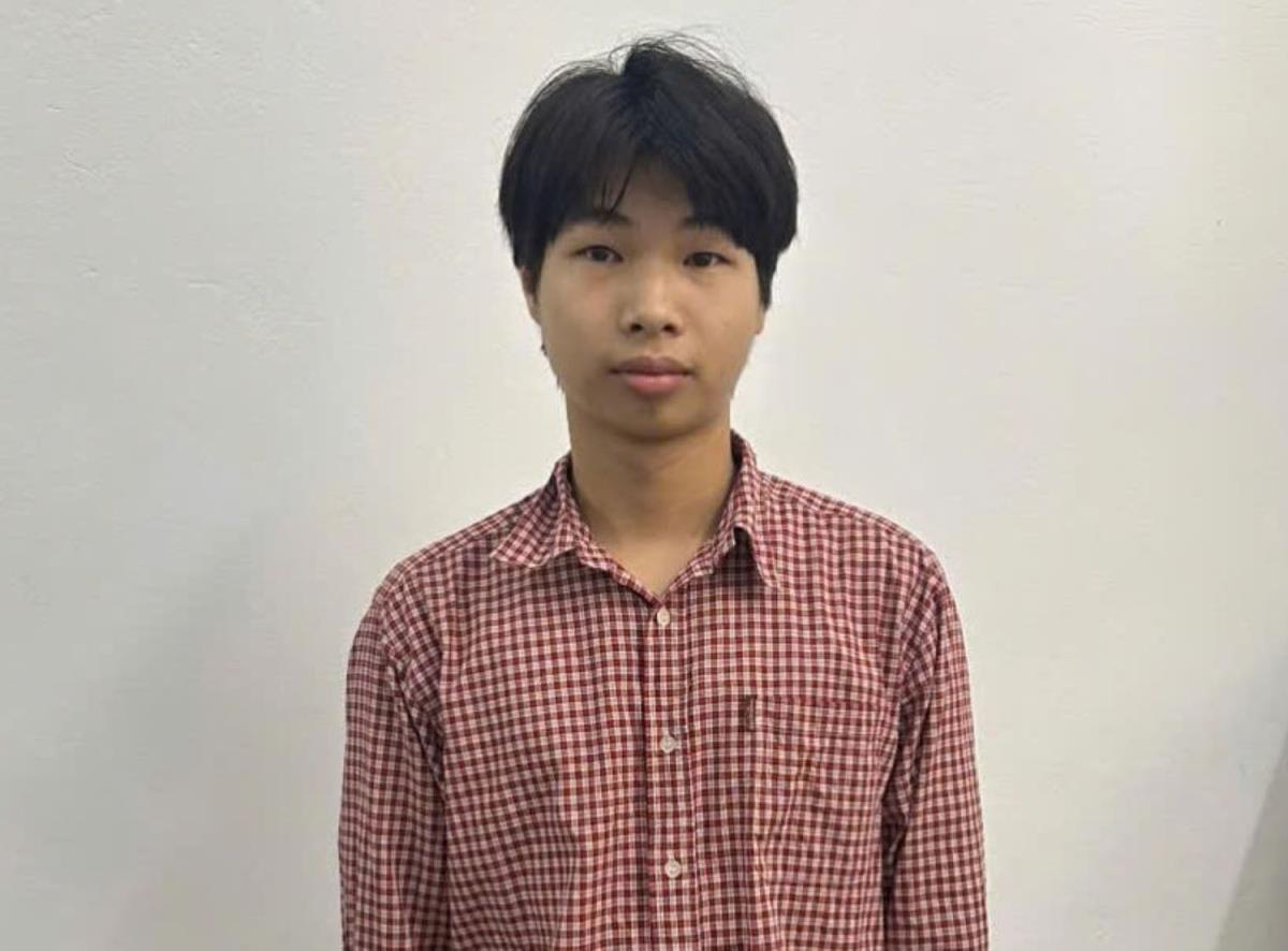 Đối tượng Bùi Lại Việt Anh và tang vật.