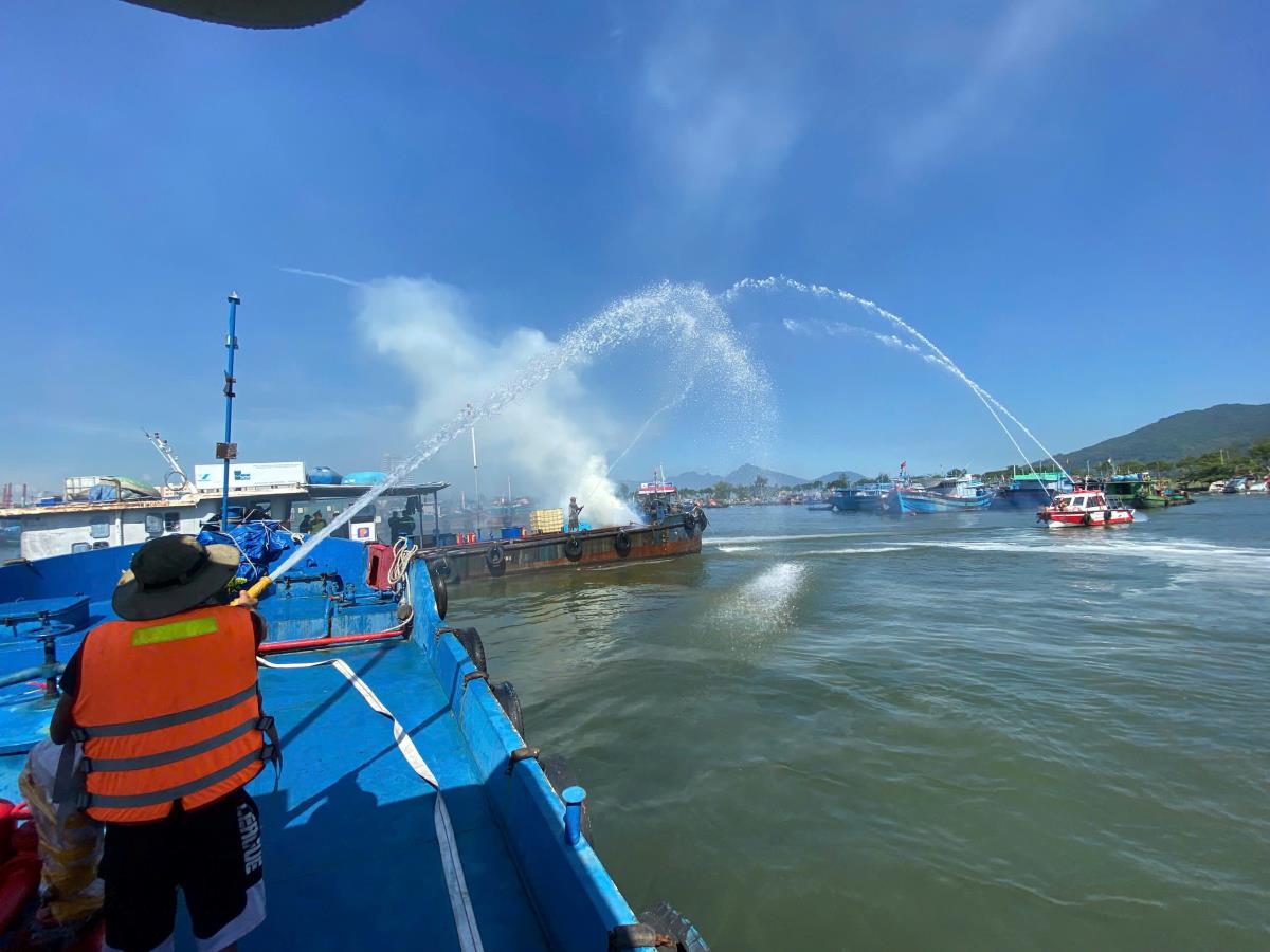 Tổ chức thực tập phương án PCCC&CNCH đối với tàu chở dầu kinh doanh tại Âu thuyền Thọ Quang.