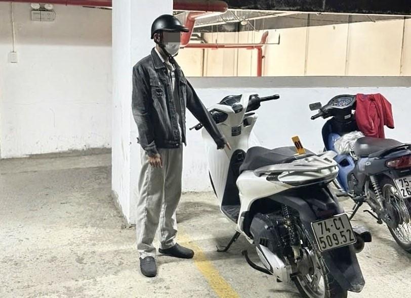 Đối tượng N.V.T và chiếc xe tang vật vụ trộm.